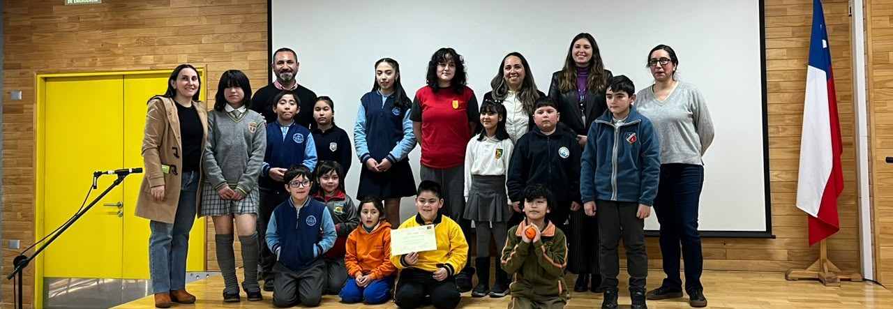 Grupo de profesores con niños y niñas