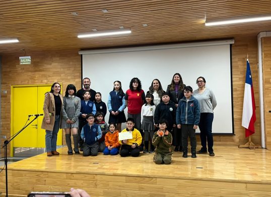 Grupo de profesores con niños y niñas