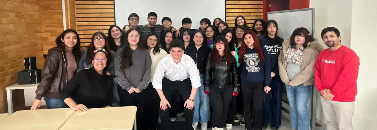 Grupo de estudiantes junto al expositor