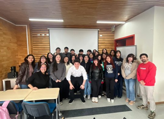 Grupo de estudiantes junto al expositor